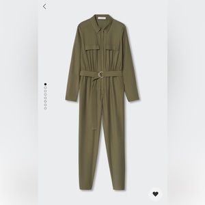 Army green zip up jumpsuit with belt,size large (NWT) comes to ankles I’m 5’5.